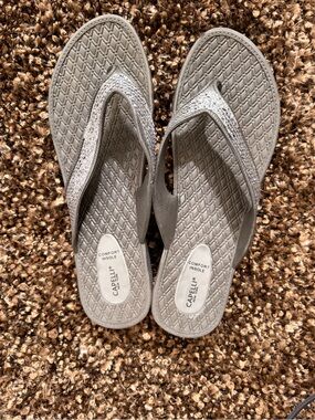 Capelli of New York Women's Light Gray Cushioned Flip Sandals